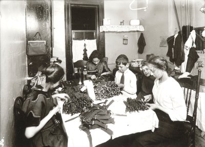 Trabajo a domicilio (fabricación de ligas) de Lewis Wickes Hine