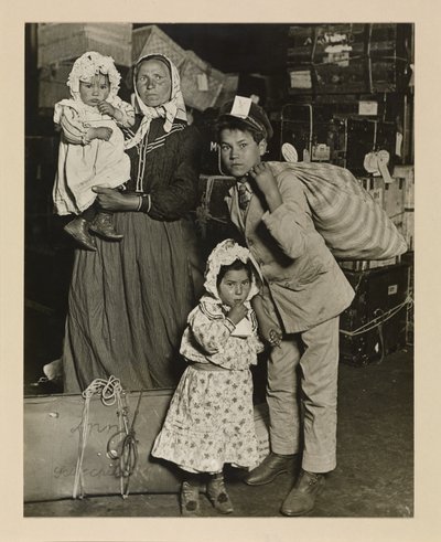 Familia italiana buscando equipaje perdido, Isla Ellis de Lewis Wickes Hine