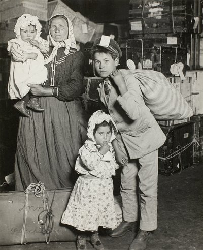 Familia italiana busca equipaje perdido en Ellis Island de Lewis Wickes Hine
