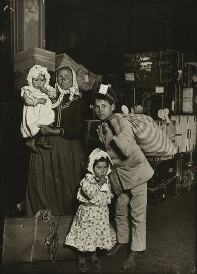 Familia italiana busca equipaje perdido en Ellis Island de Lewis Wickes Hine