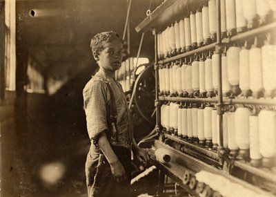 John Dempsey, 11 o 12 años, trabajador de sábado en la sala de hilado de mulas en Jackson Mill, Fiskeville, Rhode Island, 1909 de Lewis Wickes Hine