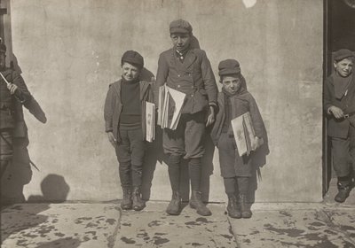 John Pento, 14 años, Daniel y Angelo Pento, 7 años, vendiendo periódicos, Hartford, Connecticut de Lewis Wickes Hine