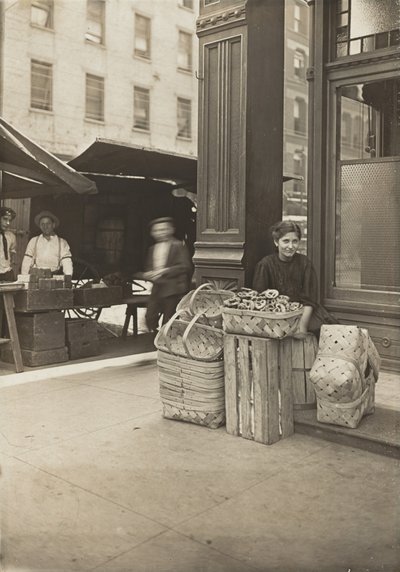 Lena Lochiavo - 11 años, vendedora de cestas y pretzels en el mercado de Sixth Street frente a la taberna de Lewis Wickes Hine