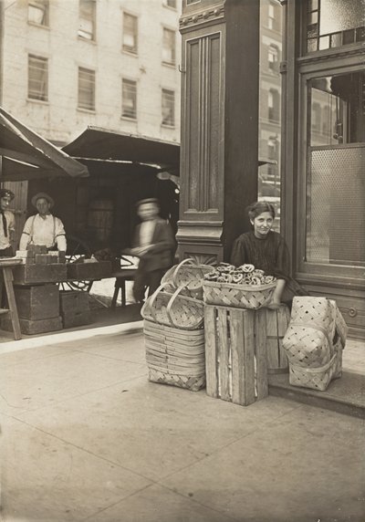 Lena Lochiavo, 11 años, vendedora de cestas y pretzels, en el mercado de la Sexta Calle frente a la entrada del salón, Cincinnati, Ohio, agosto de 1908 de Lewis Wickes Hine