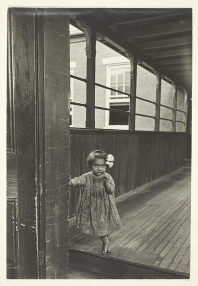 Niña de pie a la entrada de una galería de Lewis Wickes Hine