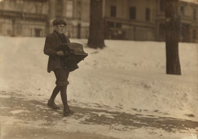 Louis A. Caulfield, de 16 años, en Boston Common entregando una máquina de escribir pesada a unas 12 millas para Model Typewriter Inspection Co. ganando $6 a la semana, 1917 de Lewis Wickes Hine