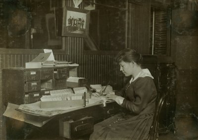 Malvina Amundsen, una oficinista de 15 años de la Eastern Talking Machine Co. de la calle Tremont 177 en Boston, Massachusetts. de Lewis Wickes Hine