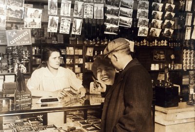 Mary Creed, de 14 años, vendiendo cigarros, c.1930 de Lewis Wickes Hine