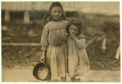 Maud y Grade Daly, de 5 y 3 años, recogen un pote de camarones cada día para la Peerless Oyster Company, Bay St. Louis, Mississippi, 1911 de Lewis Wickes Hine