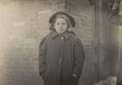 Mery Horn, una condición de jorobada agravada por la pesada carga de papeles que llevaba. Hartford, Connecticut, marzo de 1909 de Lewis Wickes Hine