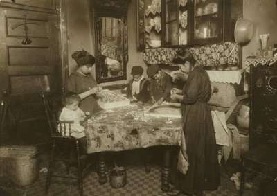 Sra. Mette y sus hijos (Josephine 13, Nicholas 6 y Johnnie 8 ganando juntos solo 40-50 centavos al día) haciendo flores en un sucio apartamento de Nueva York, 1911 de Lewis Wickes Hine