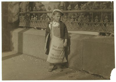 Vendedor de periódicos Freddie Kafer, de 5 o 6 años, vendiendo Saturday Evening Posts en la entrada del Capitolio del Estado, Sacramento, California, 1915 de Lewis Wickes Hine