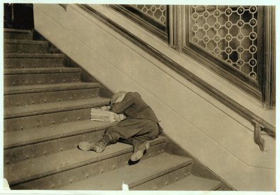 Repartidor de periódicos dormido con sus papeles en Jersey City, Nueva Jersey, 1912 de Lewis Wickes Hine