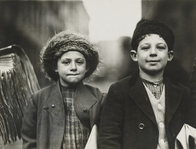 Vendedores de periódicos, Newark, Nueva Jersey, diciembre 1909 de Lewis Wickes Hine