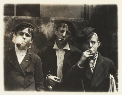 Newsies en Skeeter Branch, St. Louis, Missouri, 11:00 a.m. de Lewis Wickes Hine