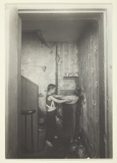 Un Grifo A Un Piso. Vivienda antigua en Nueva York de Lewis Wickes Hine