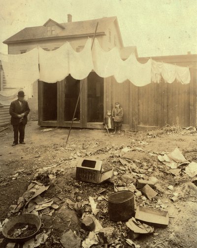 Outhouses en el patio trasero de Borden Street en Providence, Rhode Island de Lewis Wickes Hine