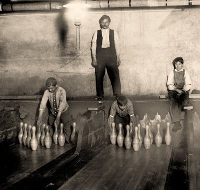 Pinboys en una bolera del metro, 65 South Street, Brooklyn. Nueva York. 1910 de Lewis Wickes Hine