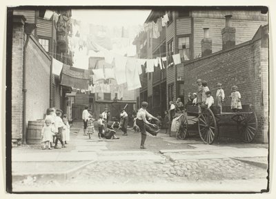 Playground in a Mill Village (Parque infantil en una callejuela de vecinos), Boston de Lewis Wickes Hine