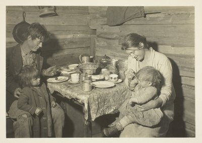 Familia rural pobre que vive en una ahumada, Oklahoma, al cuidado de la Cruz Roja de Lewis Wickes Hine