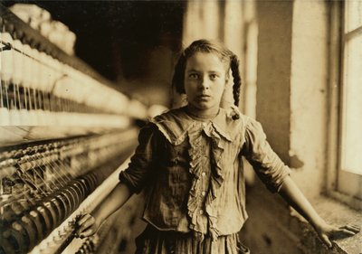 Retrato de una joven que trabaja como hilandera en una fábrica de algodón, aunque no tiene edad para trabajar, Whitnel, Carolina del Norte de Lewis Wickes Hine