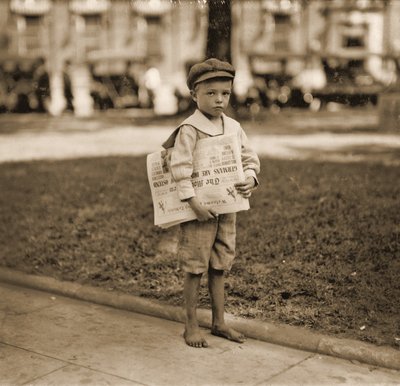 Retrato de un vendedor de periódicos, c.1910 de Lewis Wickes Hine