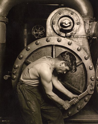 Mecánico de la central eléctrica, c.1924 de Lewis Wickes Hine