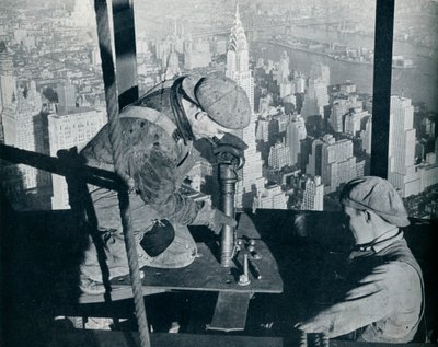 Remachando los últimos pernos en el mástil de la mañana del edificio Empire State de Lewis Wickes Hine