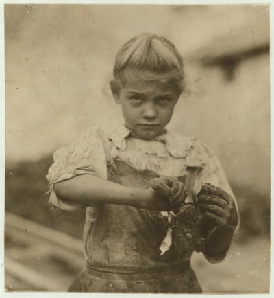 Rosie, de 7 años, analfabeta, trabajando por segundo año como desgranadora de ostras en Varn und Platt Canning Company, Bluffton, Carolina del Sur, 1913 de Lewis Wickes Hine