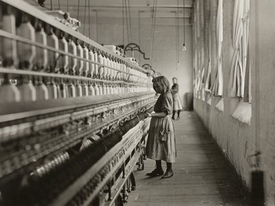 Sadie Pfeifer, hilandera de una fábrica de algodón, Lancaster, Carolina del Sur de Lewis Wickes Hine