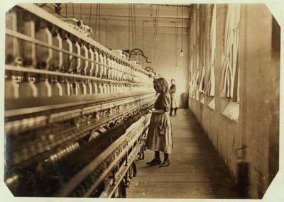 Sadie Pfeifer, solo 4 pies de altura, ha trabajado durante 6 meses en Lancaster Cotton Mills, Carolina del Sur, 1908 de Lewis Wickes Hine