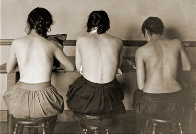 Chicas de la máquina de coser, c.1917 de Lewis Wickes Hine