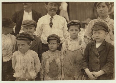 Recolectores de camarones de tan solo 5 y 8 años en Dunbar, Lopez, Dukate Co, Biloxi, Mississippi, 1911 de Lewis Wickes Hine