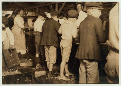 Recolectores de camarones, incluyendo a Max de 8 años, en Dunbar, Lopez, Dukate Co, Biloxi, Mississippi, 1911 de Lewis Wickes Hine
