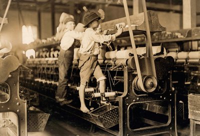 Muchachos de la hilandería en una fábrica de algodón de Georgia c. 1909 (foto) de Lewis Wickes Hine