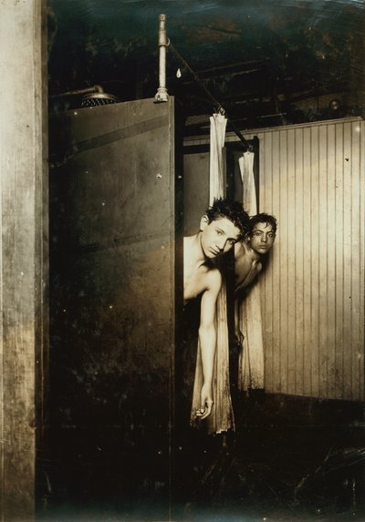 Chicos del telégrafo usando duchas, Postal Tel. Co., Broadway, Nueva York, 1910 de Lewis Wickes Hine