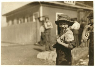 Charlie Foster de diez años, incapaz de leer, con un trabajo estable en Merrimack Mills, Huntsville, Alabama, 1913 de Lewis Wickes Hine