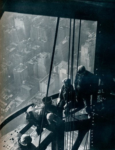 Las etapas finales del mástil, la calle está a unos 400 metros abajo, c1931 de Lewis Wickes Hine