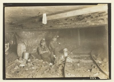 A estos mineros les gusta almorzar y descansar en estas entradas de techo bajo de Lewis Wickes Hine