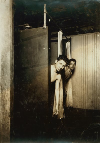 Dos niños duchándose en la Compañía Postal Telegraph, Broadway, Ciudad de Nueva York, Nueva York, EE.UU., c.1910 (fotografía sepia) de Lewis Wickes Hine