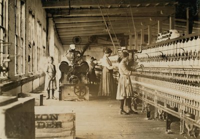 Dos jóvenes hilanderas en Catawba Cotton Mills, Newton, Carolina del Norte, 1908 de Lewis Wickes Hine