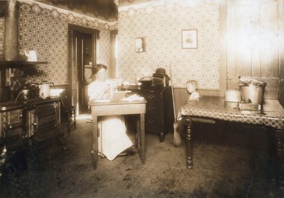 Mujer insertando cerdas en cepillos de dientes en su cocina, c.1912 de Lewis Wickes Hine