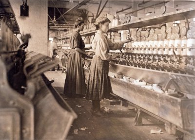 Mujeres trabajando a pesar de estar muy embarazadas, en Globe Cotton Mill, Augusta, Georgia de Lewis Wickes Hine