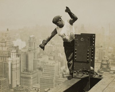 Trabajador dando la señal de alto a la cuadrilla de la torre de perforación de Lewis Wickes Hine