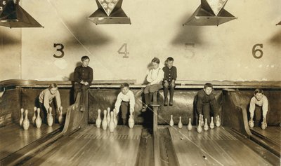 Niños colocando bolos en Arcade Bowling Alley tarde en la noche, Trenton, Nueva Jersey, EE.UU. de Lewis Wickes Hine