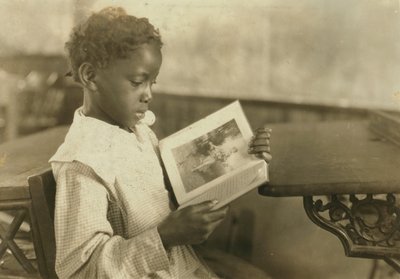 Niña leyendo un libro en el aula, Escuela Pleasant Green, Marlinton, Condado de Pocahontas, Virginia Occidental, EE.UU., c.1921 de Lewis Wickes Hine