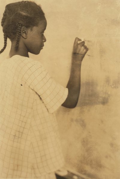 Niña escribiendo en la pizarra en el aula, Escuela Pleasant Green, Marlinton, Condado de Pocahontas, Virginia Occidental, EE.UU. c.1921 (foto sepia) de Lewis Wickes Hine