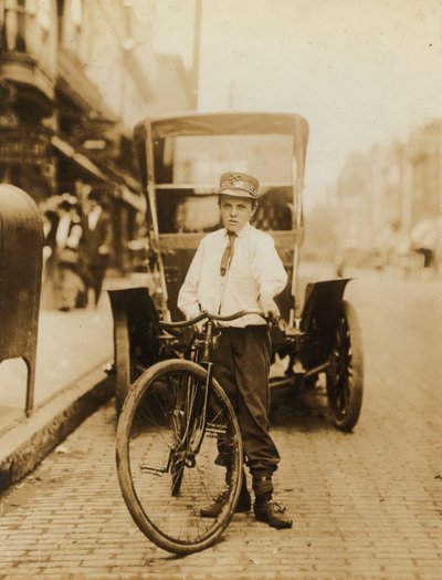 Joven adolescente trabajando como mensajero de la Postal Telegraph Company, Wilmington, Delaware, EE.UU., c.1910 de Lewis Wickes Hine