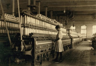 Joven adolescente trabajando como hilandera en Cotton Mill, West, Texas, EE.UU., c.1913 de Lewis Wickes Hine