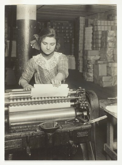 Joven trabajador en una fábrica de cajas de papel de Lewis Wickes Hine